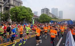 一大波护小腿在跑道上