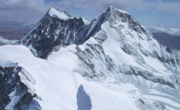 23名大学生登顶雪山启孜峰攀登海拔6206米高度
