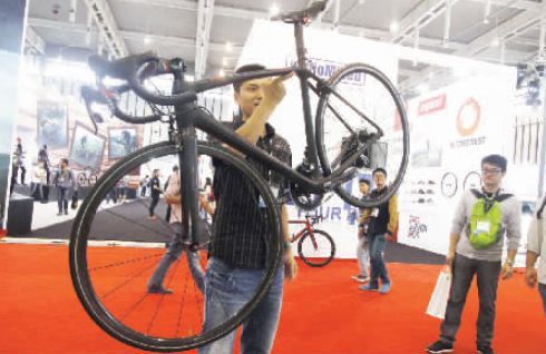 第4届亚洲自行车展最轻自行车不到十斤