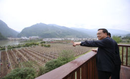 李克强远眺芦山地震灾区重建新貌连赞“真漂亮”