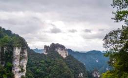云中漫步，雨中赏景，仙境中登施秉云台山