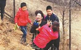 探访八达岭野生动物园：个别游客强抱追逐孔雀