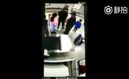 合肥地铁安检员阻止小孩吃零食遭女子掌掴
