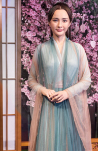杨幂蜡像换装青丘白浅北京杜莎桃林繁盛依旧