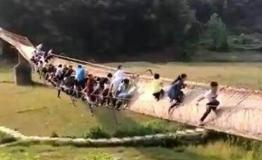 南昌一景区晃桥发生严重倾斜 游客被“挂”空中