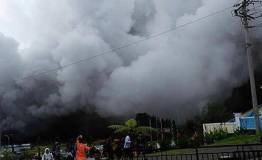 印尼著名景点火山突然喷发 造成至少2死10伤
