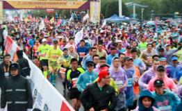 2017南京马拉松从雨中跑向阳光康师傅一路暖心陪你