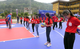 云南山区小学“喜提”NBA球场 百视通助力校园篮球发展